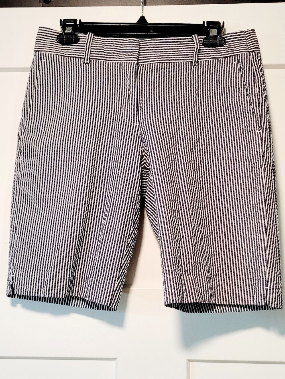 Ann Taylor Flat Front Bermuda Shorts Sz 6 Gray White Stripe Seersucker Classic